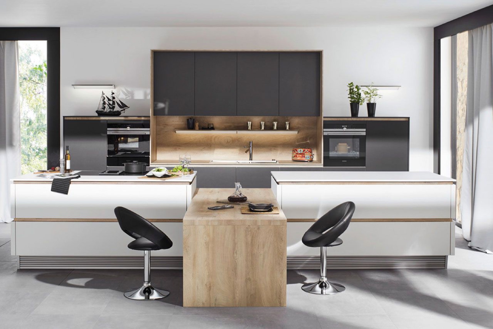Modernisierte Küche mit weißen Fronten, Eichenrückwand und großer Kochinsel