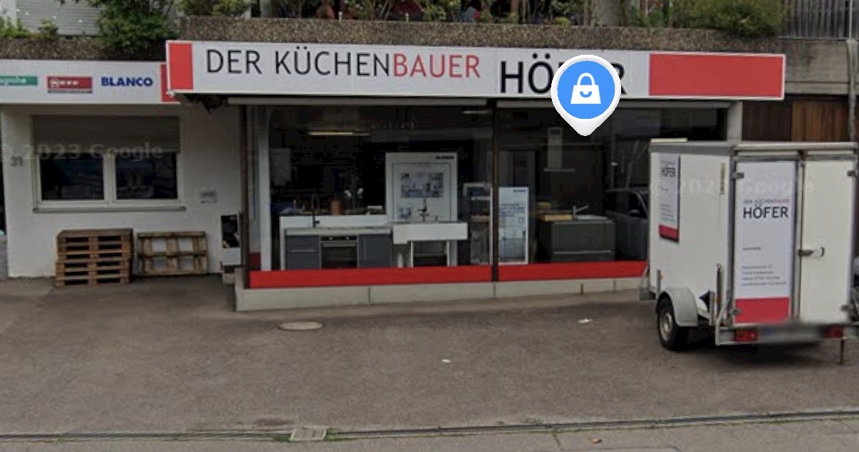 Außenansicht des Küchenstudios von Der Küchenbauer HÖFER mit Schaufensterfront und Firmenschild in der Bismarkstraße 31, Schwaikheim
