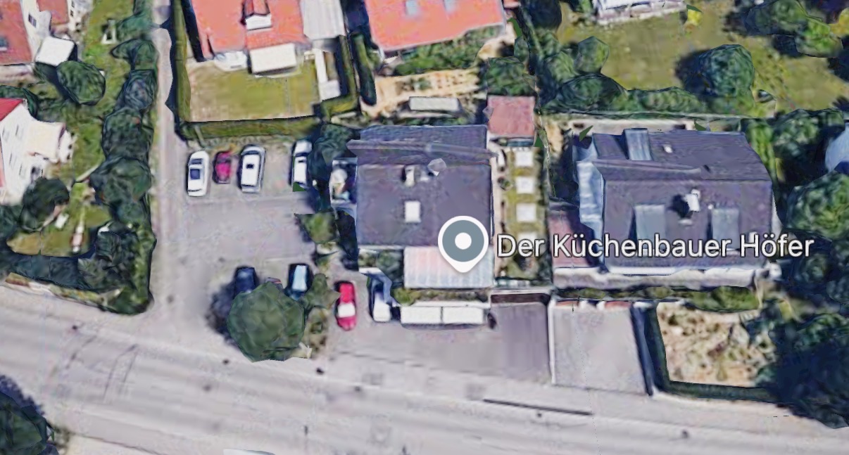 Luftaufnahme des Standorts von Der Küchenbauer HÖFER in der Bismarkstraße 31, 71409 Schwaikheim, mit Parkplätzen direkt vor dem Gebäude